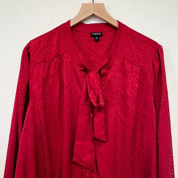 Torrid Red Cheetah Silk-Like Material Blouse - Size 2X - Picture 2 of 5